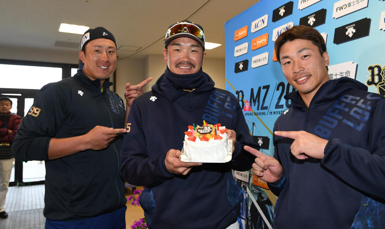 32歳の誕生日を杉本（左）、安達（右）から祝福されるT－岡田（撮影・前岡正明）