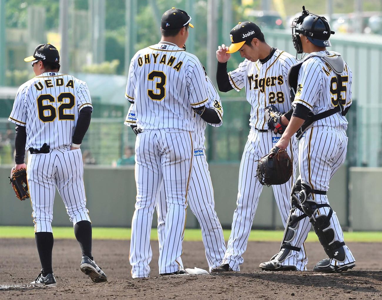 先制点を許した小野泰己（右から2人目）に集まる阪神ナイン（撮影・上田博志）