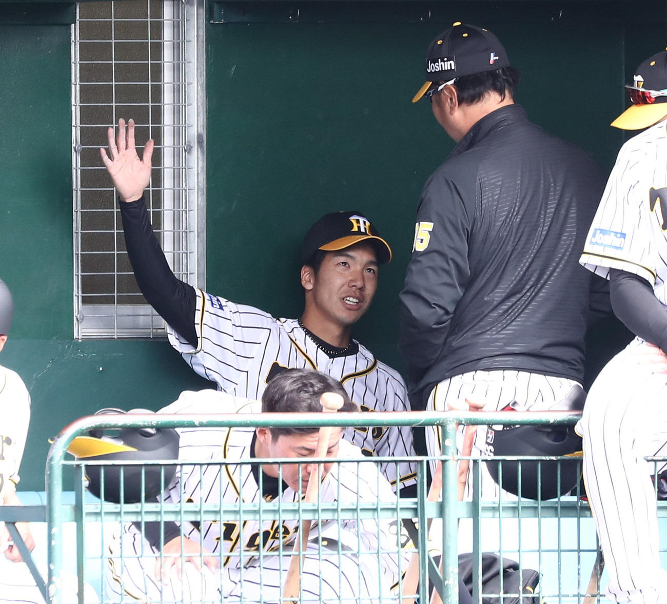 阪神対日本ハム　5回に4失点しベンチで福原投手コーチと話す小野（撮影・黒川智章）