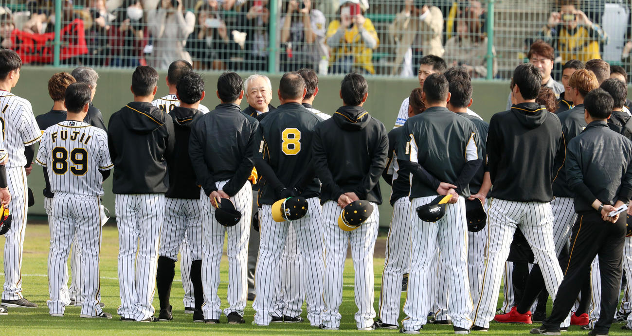 練習開始前、ナインに訓示を行う藤原オーナ（撮影・加藤哉）