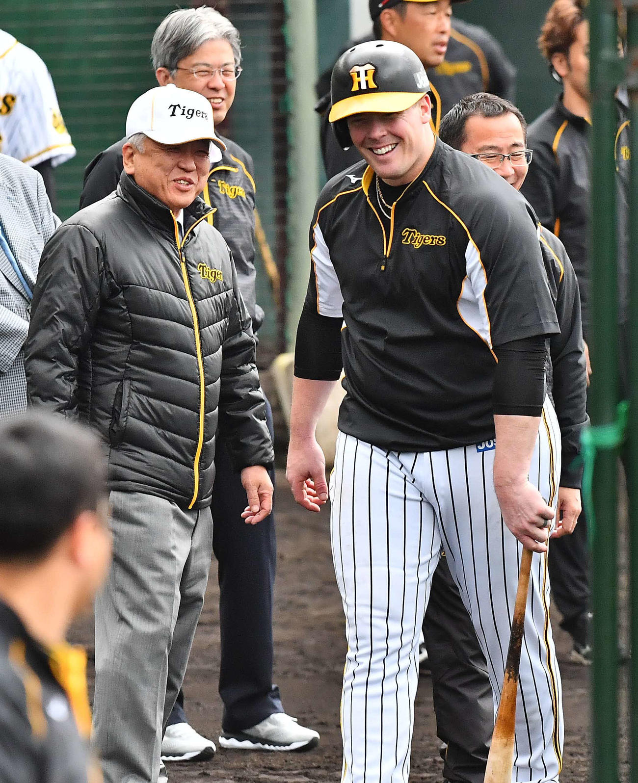 ボーアに英語で声を掛け笑顔を見せる阪神タイガース藤原オーナー（左）（撮影・上田博志）