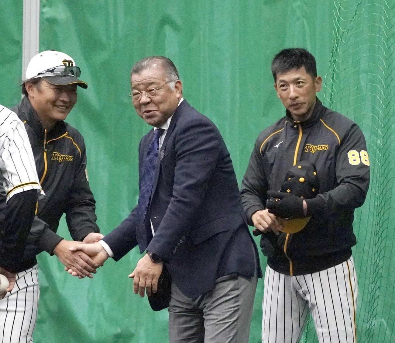 宜野座を訪れた掛布HLT（中央）。右は矢野監督（撮影・上山淳一）