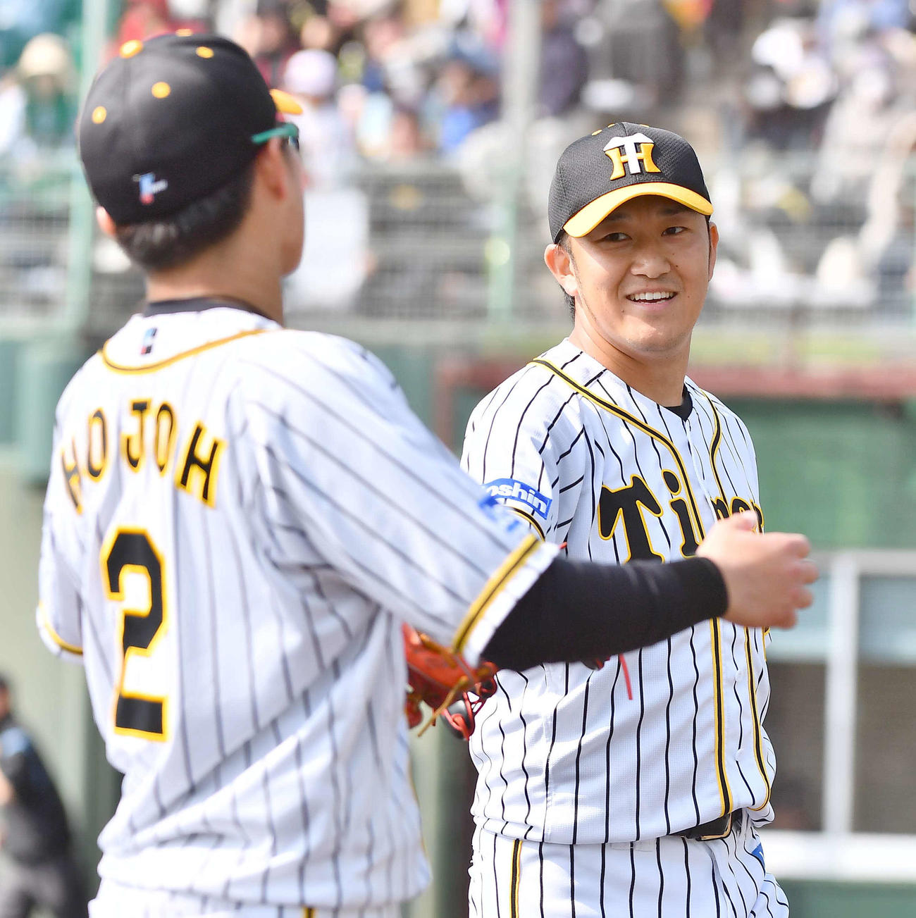 阪神対日本ハム　2回を1安打無失点に抑えた岩貞は、北條とグラブタッチ（撮影・上田博志）