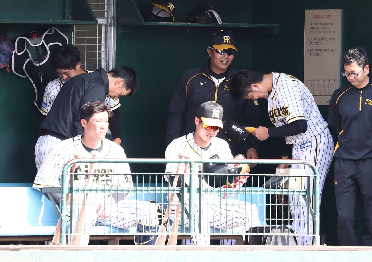 阪神対日本ハム　3回から2イニングを投げ終えた岩貞（右）と矢野監督はベンチでお互いに礼をする（撮影・黒川智章）