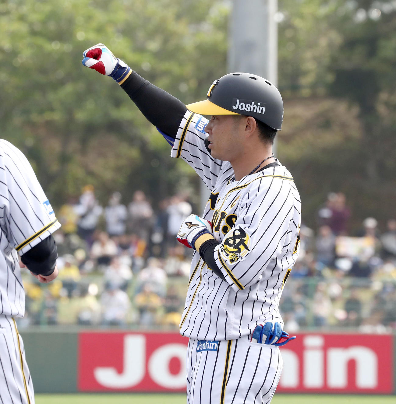 阪神対日本ハム　2回裏阪神無死、右前打を放ちガッツポーズの糸原（撮影・黒川智章）