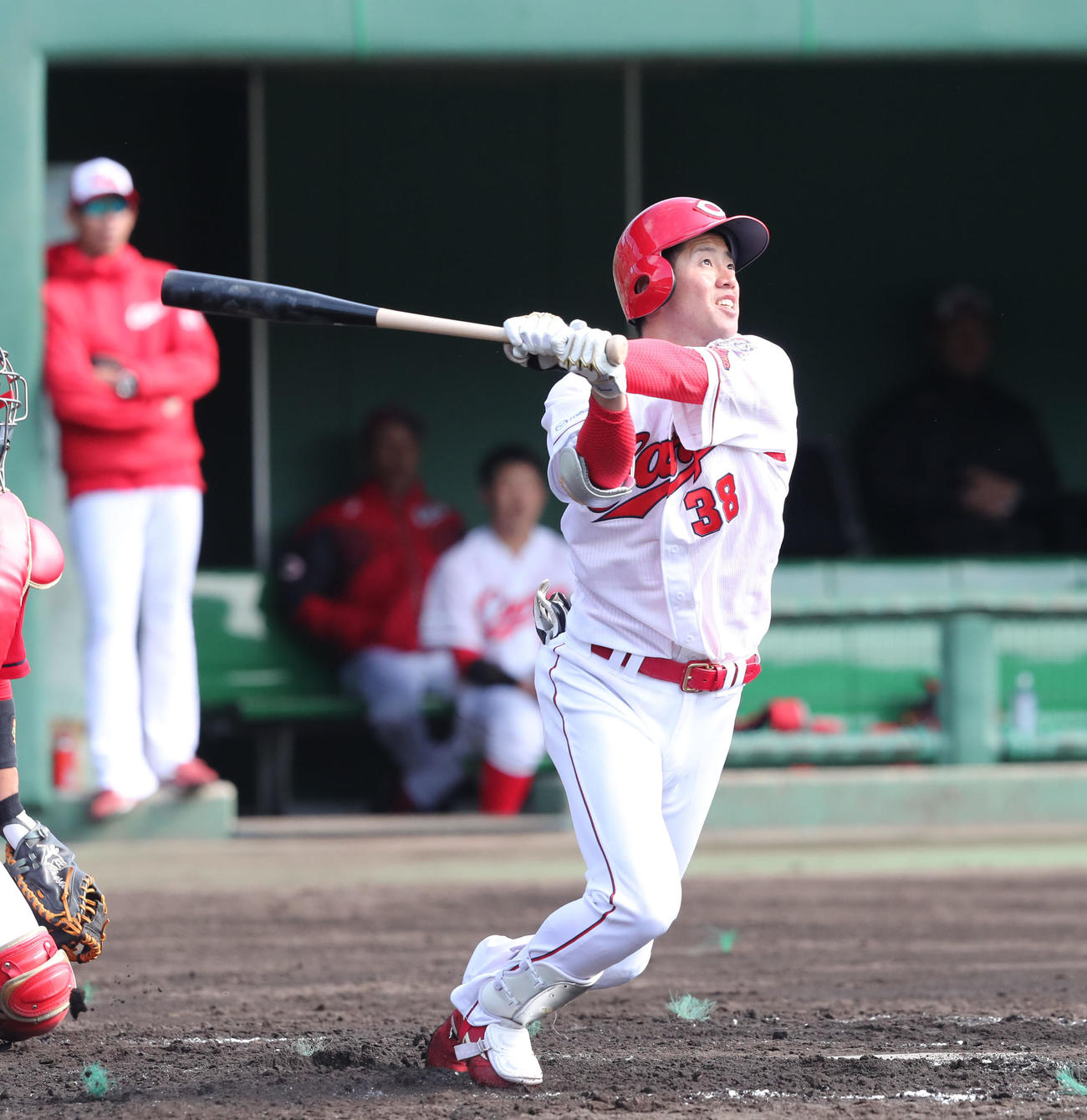 広島紅白戦　2回裏白組2死一塁、宇草孔基は右越えに2点本塁打を放つ（撮影・梅根麻紀）
