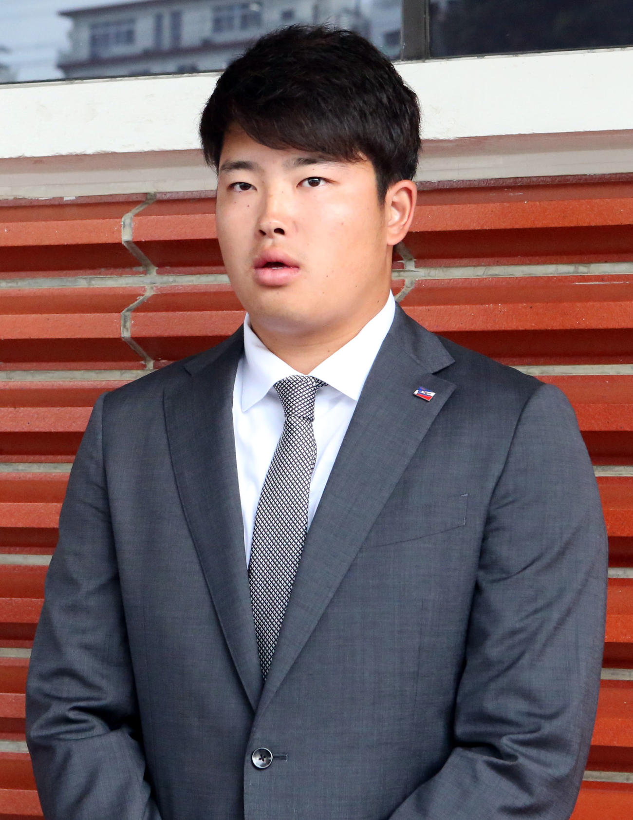キャンプ離脱で帰京する前、宿舎で報道陣に対応する村上（撮影・狩俣裕三）
