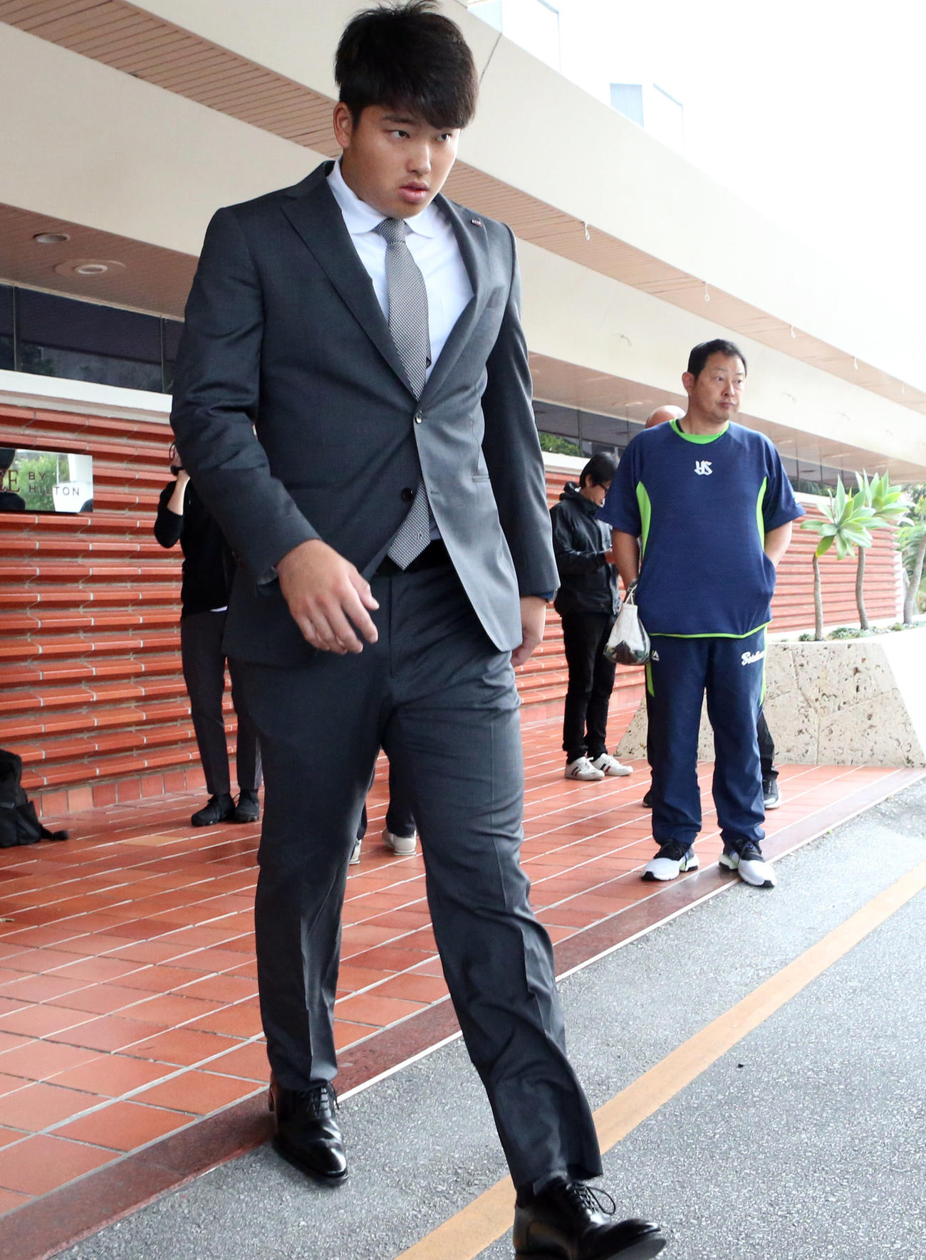 キャンプを離脱し、帰京のため、宿舎を出る村上（撮影・狩俣裕三）