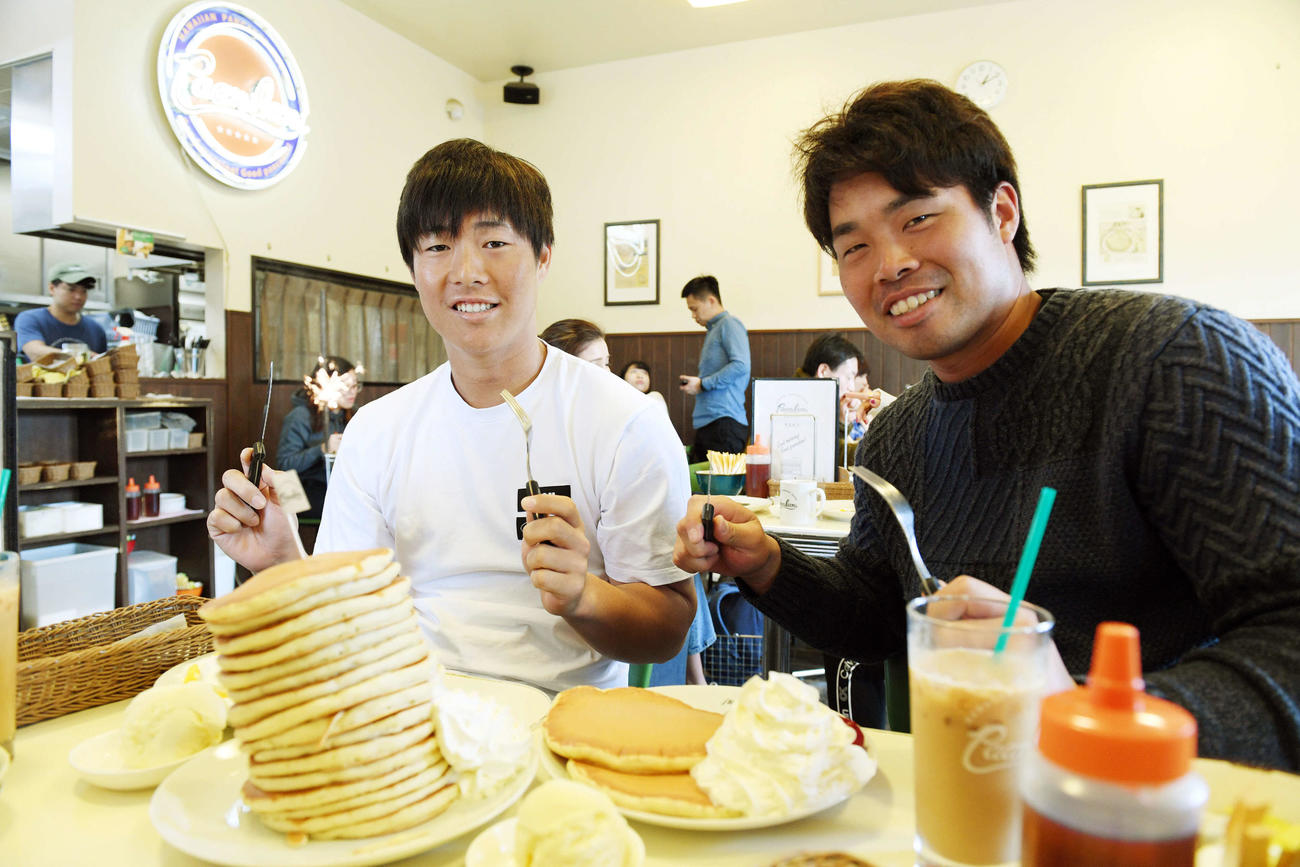 休日に宿舎近くの人気パンケーキ店「パニラニ」を訪れ英気を養った楽天和田（左）と内田（撮影・滝沢徹郎）
