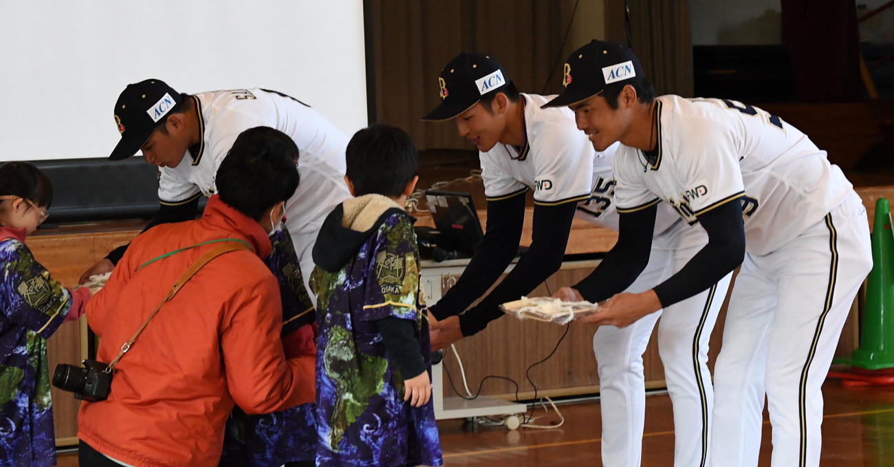 みなみのかぜ支援学校を訪問し子どもたちからプレゼントを受け取る（左から）オリックス榊原、山崎颯、根本（撮影・前岡正明）