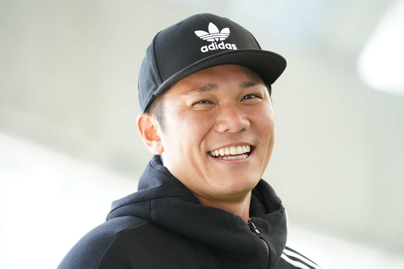 「今日ホンマは休みやったんでしょ？」。オフの日の練習を取材する報道陣に声をかけてくれたのは巨人坂本勇人主将。インフルエンザのため休養していたが、この日室内練習場に姿を現した。「もし来なかったらどうしたん？」との問いに「来ると信じて待っていました」と応えると、満面の笑みを見せてくれた（撮影・加藤諒）