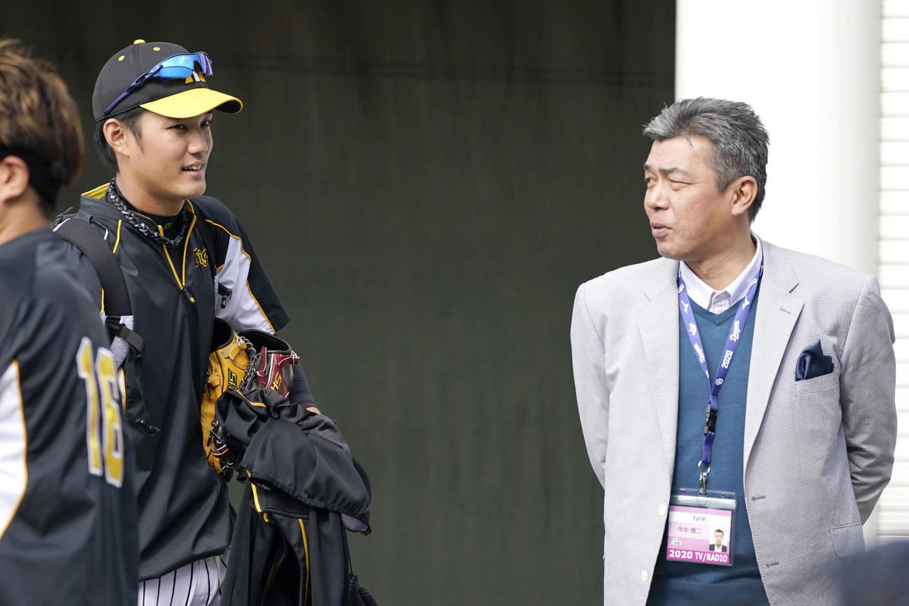 宜野座を訪れた今中慎二氏（右）と話す阪神藤浪（撮影・上山淳一）