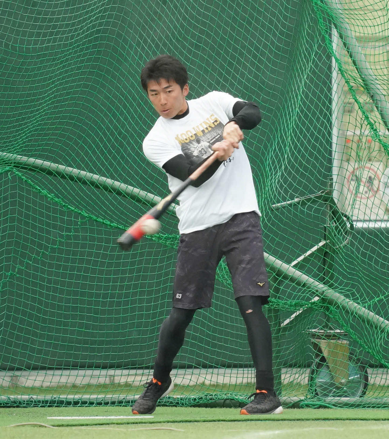 室内練習場で打撃練習をする巨人増田大（撮影・加藤諒）