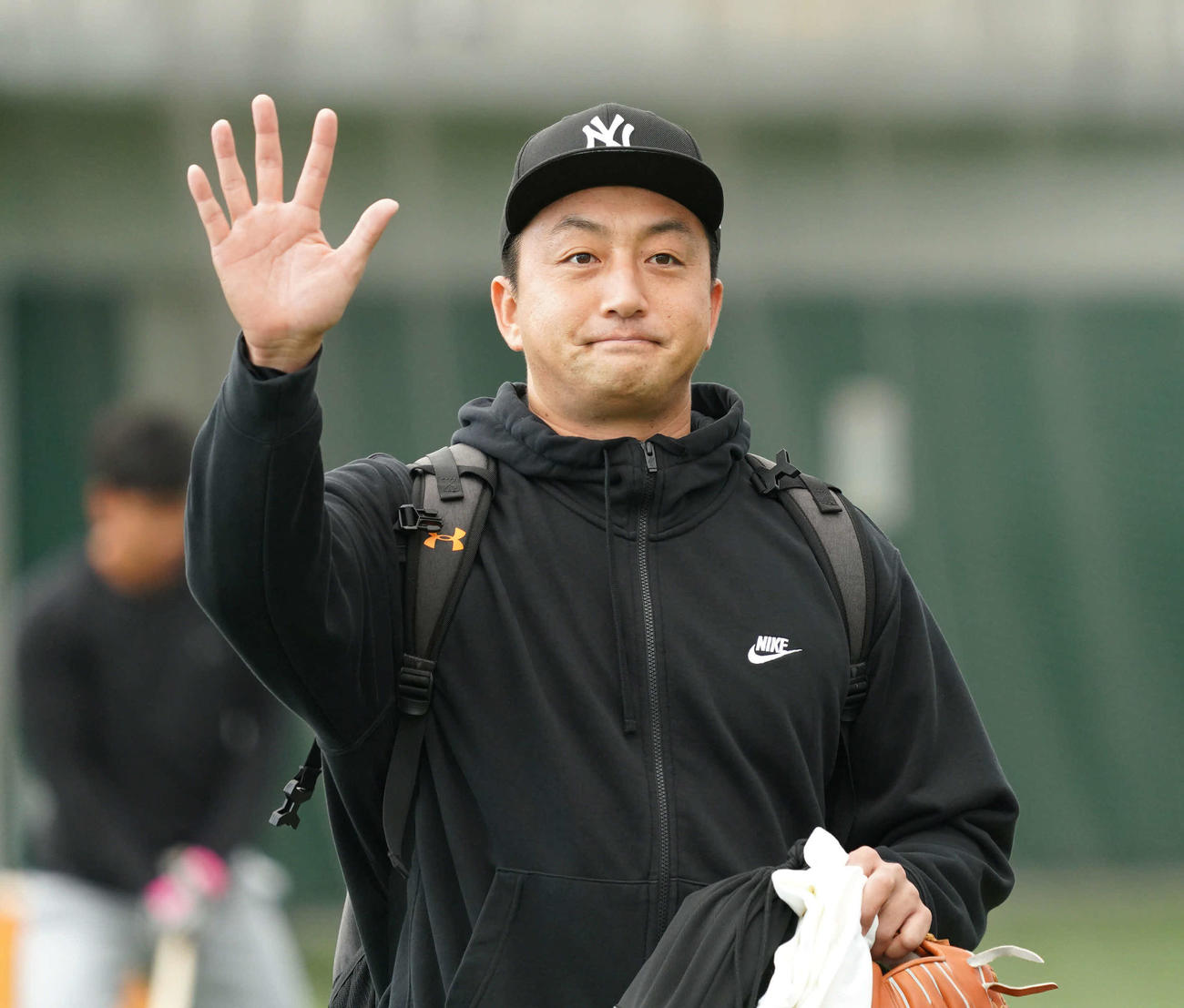 「ハロー！」。インフルエンザによる休養から復帰し、何故か英語で報道陣に挨拶をする巨人沢村（撮影・加藤諒）