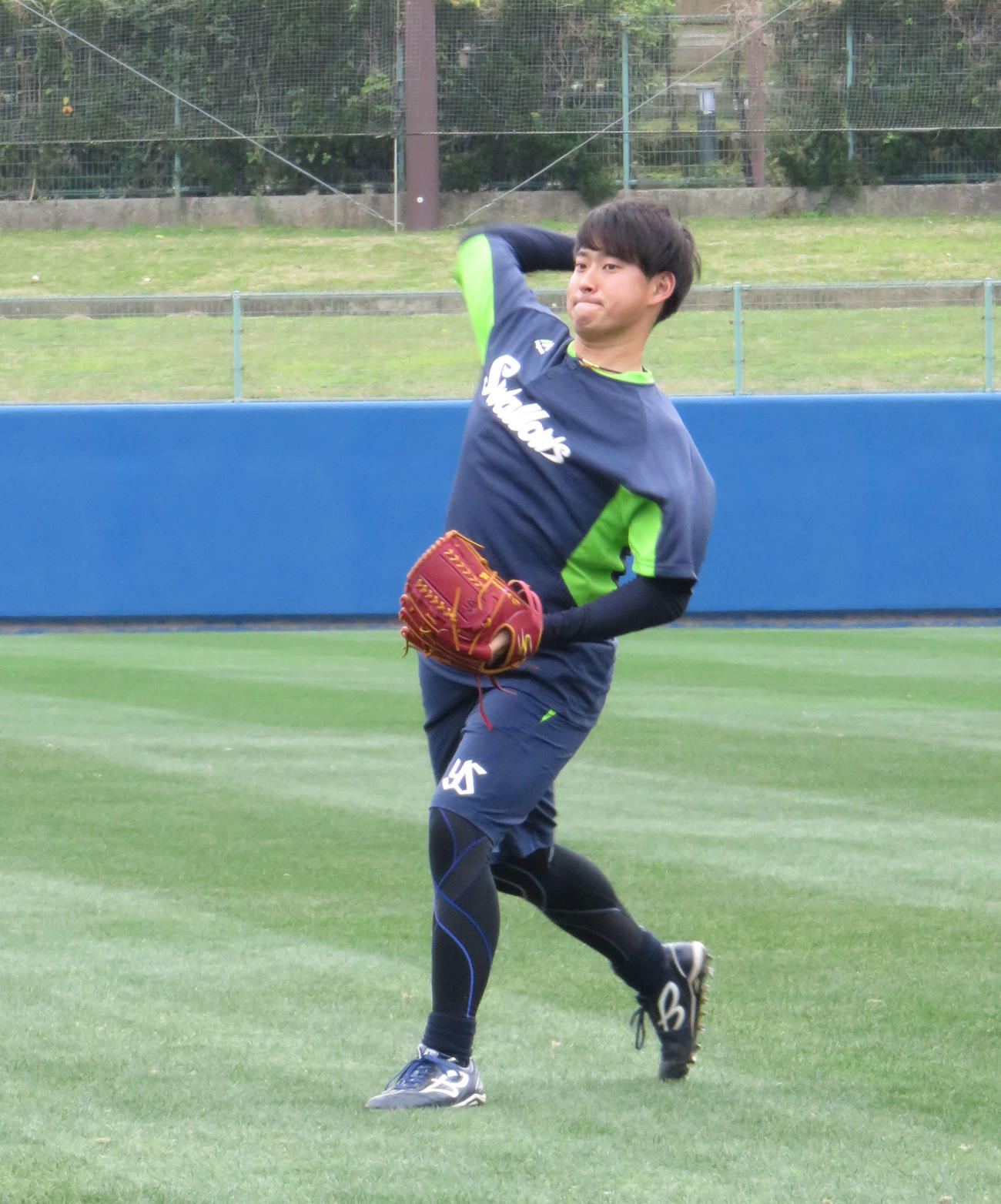 休日にキャッチボールをするヤクルトのドラフト2位、吉田大喜