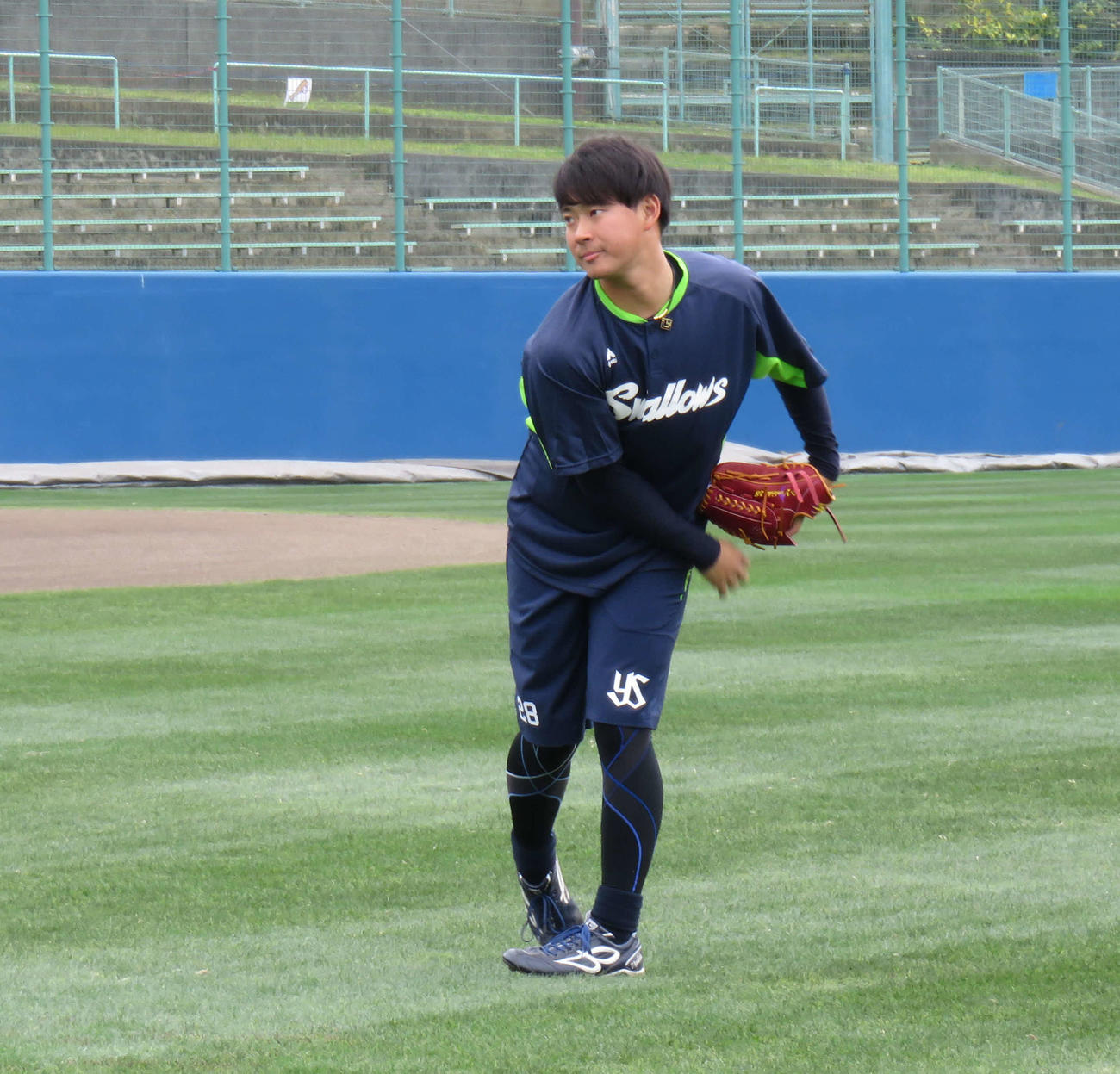 休日にキャッチボールをするヤクルトのドラフト2位、吉田大喜