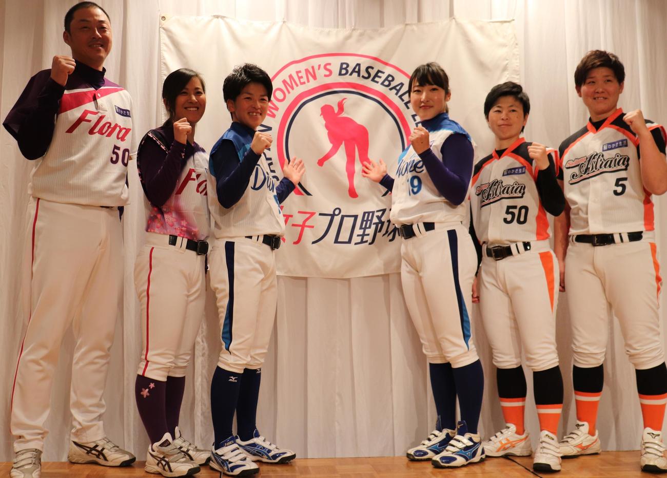 左から京都・川口監督、三浦外野手兼コーチ、愛知・厚ケ瀬監督、植村投手兼コーチ、埼玉・新原監督、岩谷内野手兼コーチ（撮影・古川真弥）