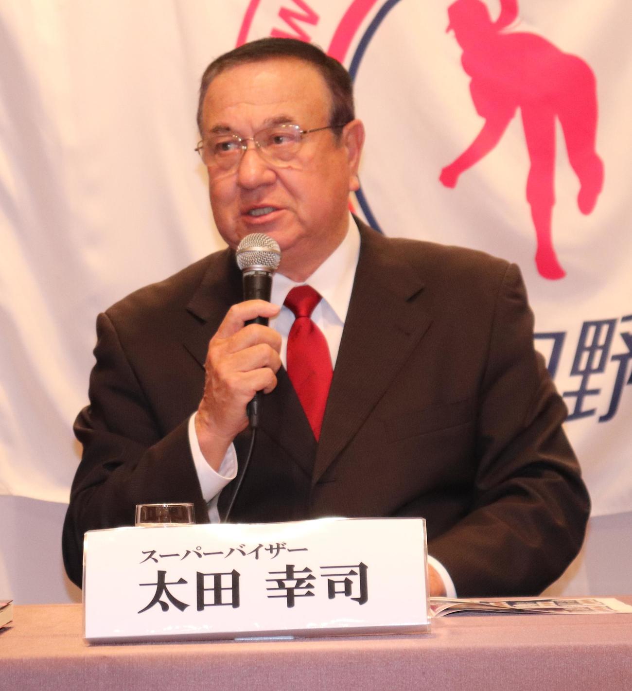 今季体制について説明する太田スーパーバイザー（撮影・古川真弥）