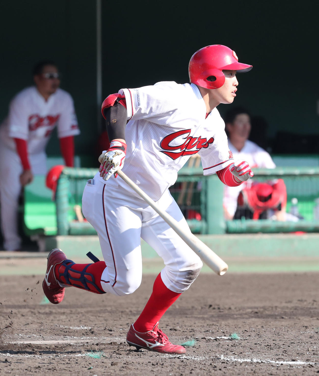 紅白戦　2回裏白無死一塁、小園は右中間に二塁打を放つ（撮影・梅根麻紀）
