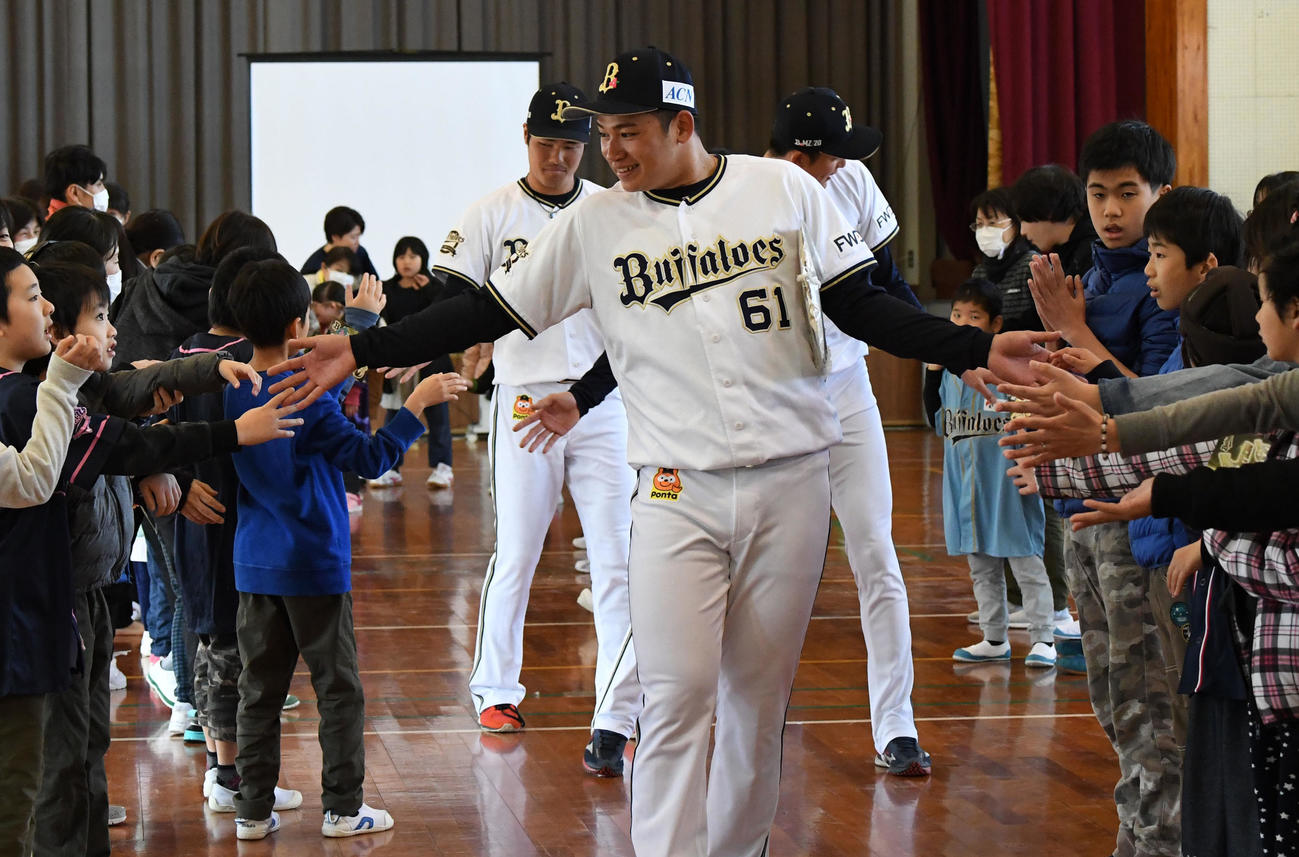 みなみのかぜ支援学校を訪問し子どもたちに見送られる（手前から）榊原、山崎颯、根本（撮影・前岡正明）