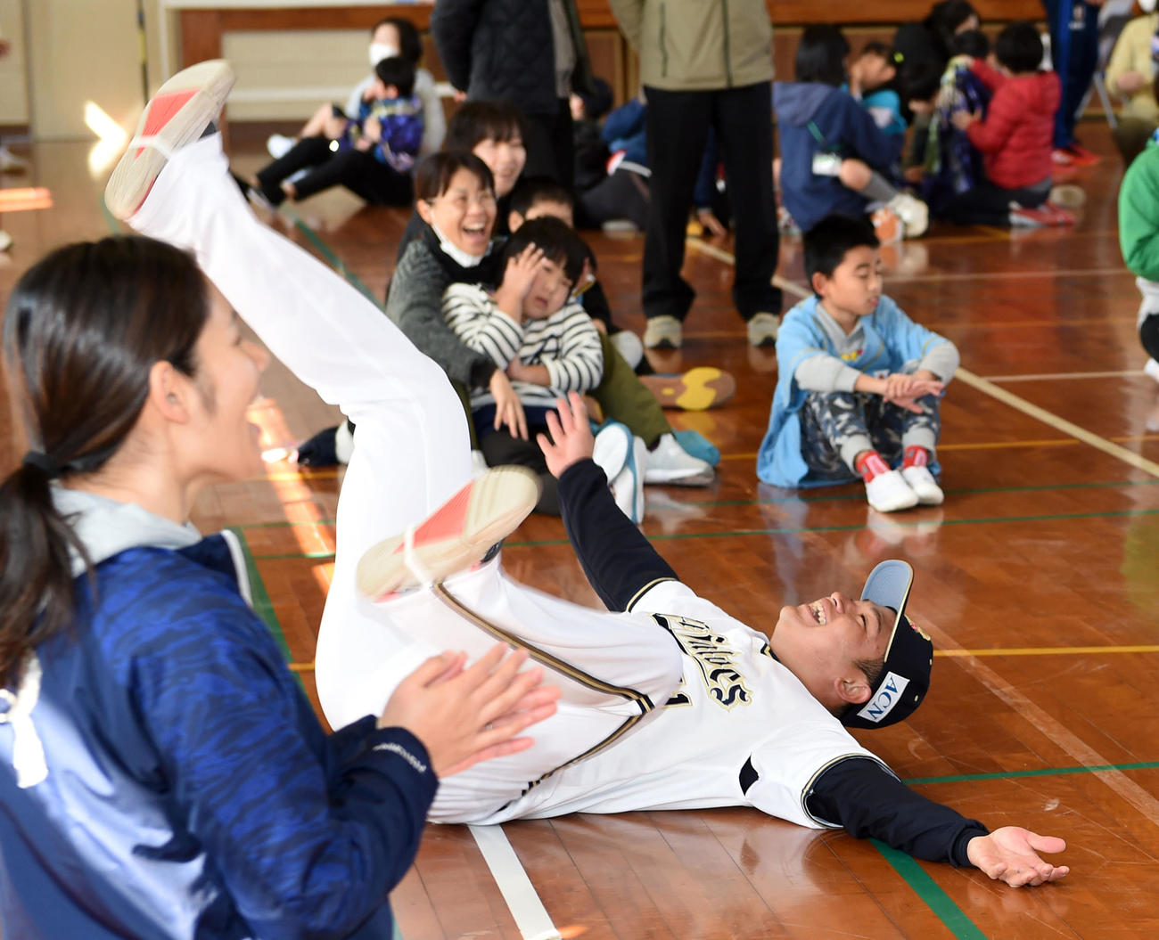 みなみのかぜ支援学校を訪問し子どもたちとふれあう榊原（撮影・前岡正明）