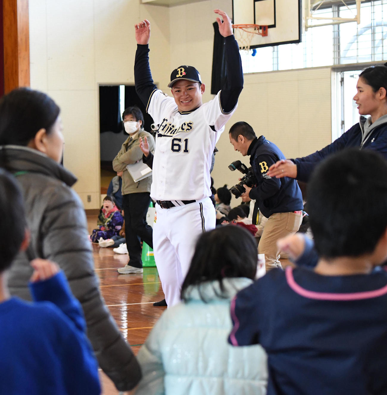 みなみのかぜ支援学校を訪問し子どもたちとふれあう榊原（撮影・前岡正明）