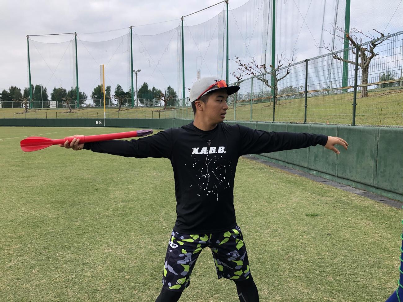 ジャべリックと呼ばれるプラスチック製のやりを投げるポーズをとる中日山本（撮影・安藤宏樹）