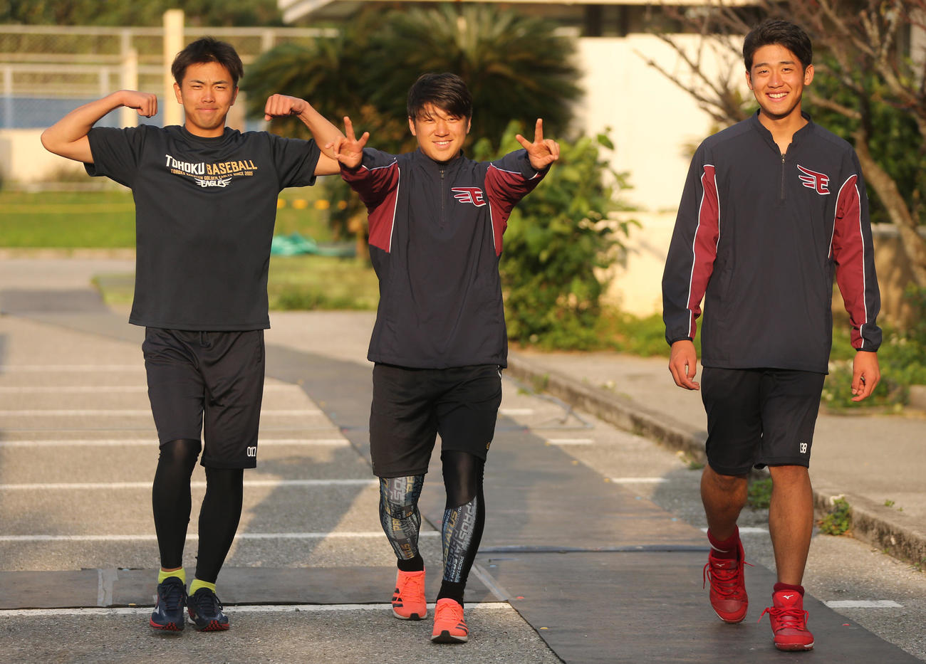 カメラに向かってポーズをとる左から楽天佐藤、福森、小峯（2020年2月9日撮影）