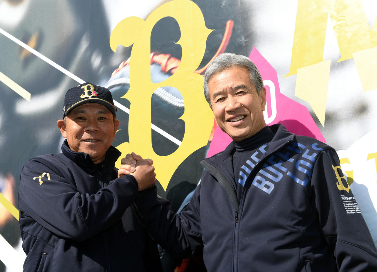 ガッチリ手を組むオリックス西村監督（左）と本紙評論家の山田久志氏（撮影・前岡正明）