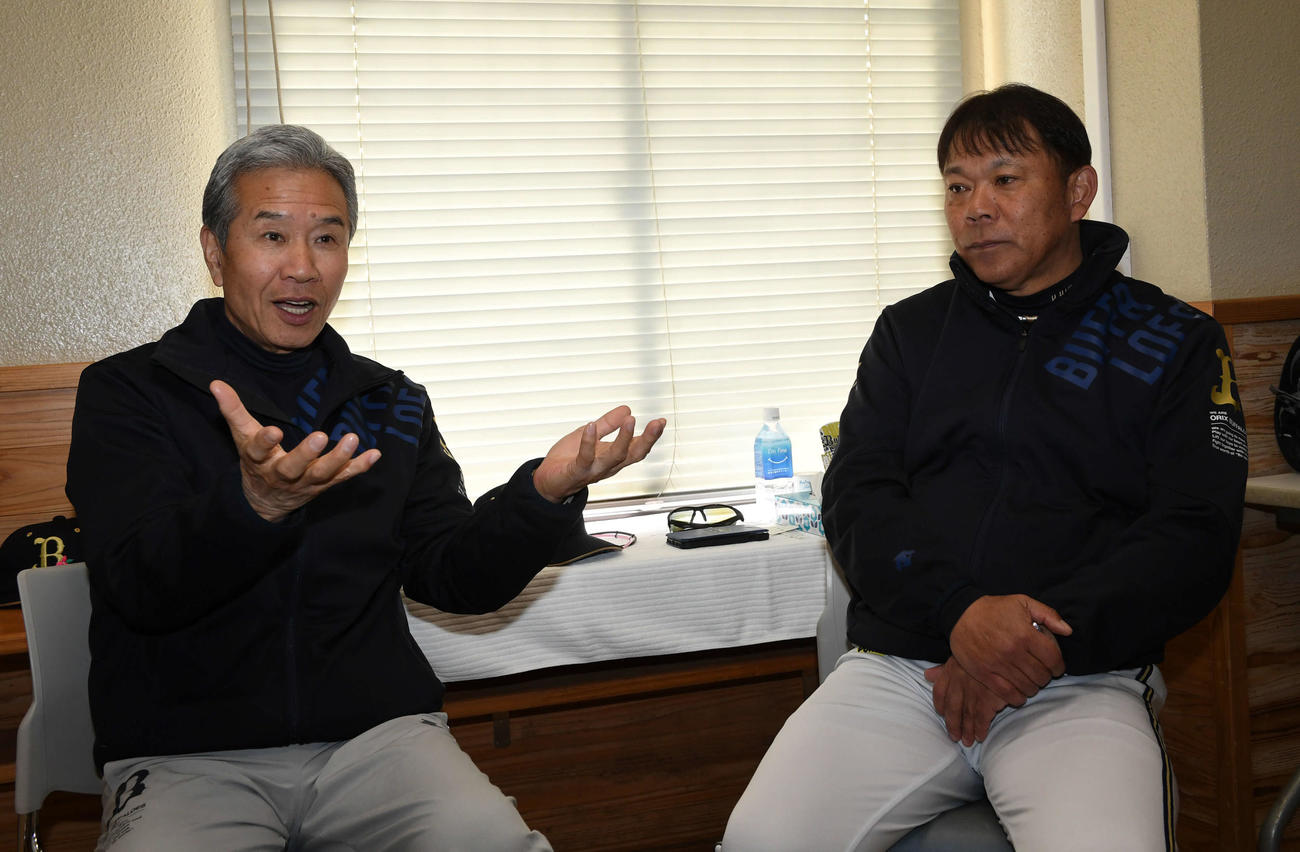 オリックス西村監督（右）と熱く語り合った本紙評論家の山田久志氏（撮影・前岡正明）