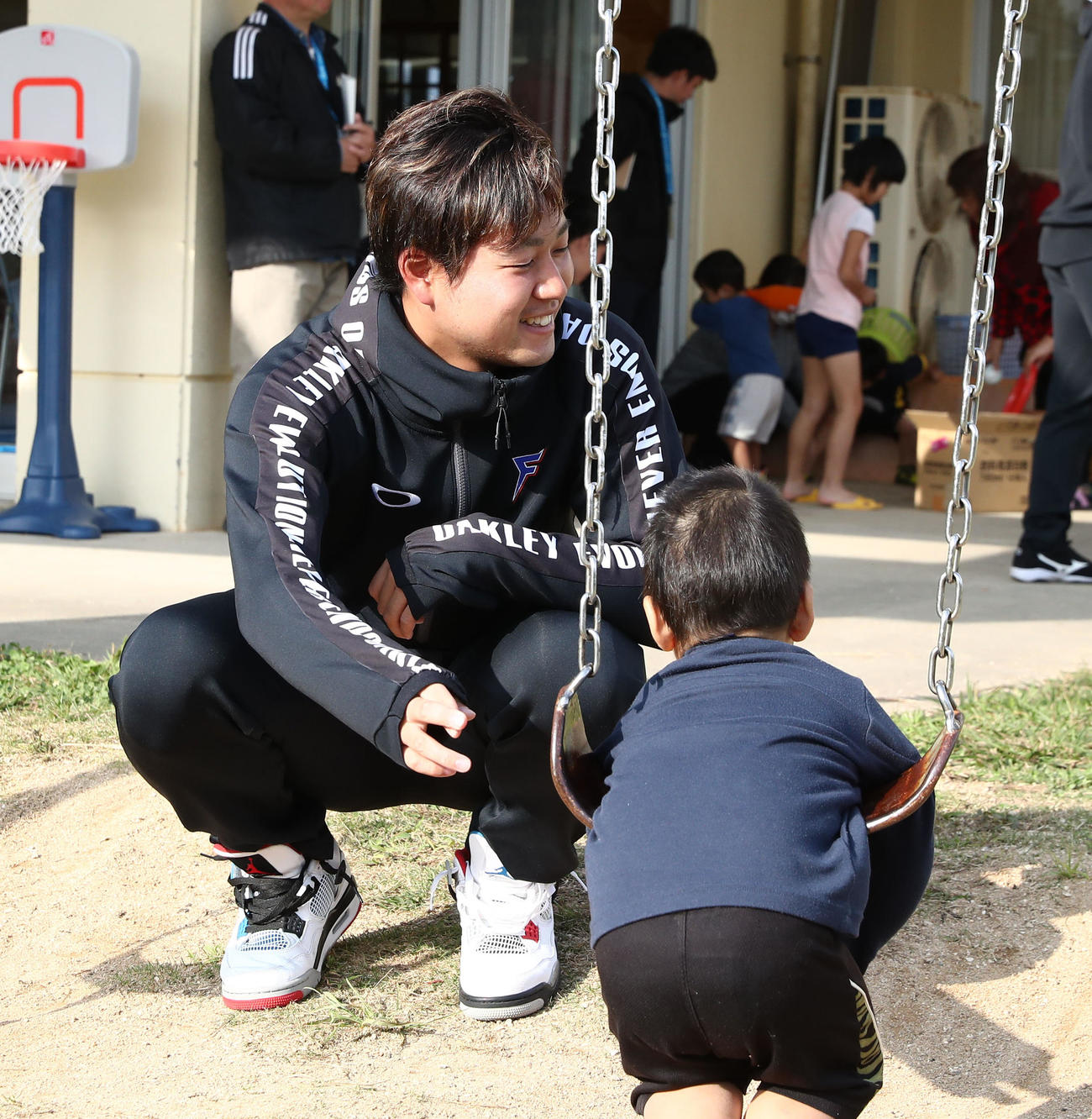 施設で子どもたちと遊ぶ日本ハム堀（撮影・黒川智章）