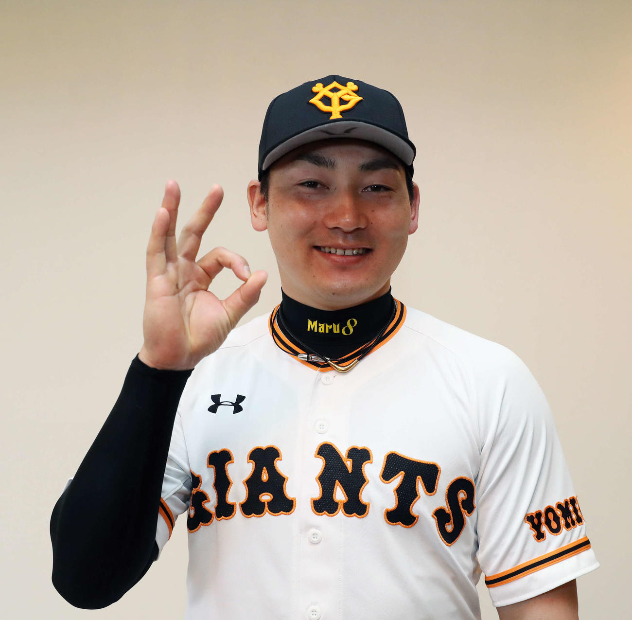 巨人丸は片手マルポーズを披露した（撮影・河野匠）