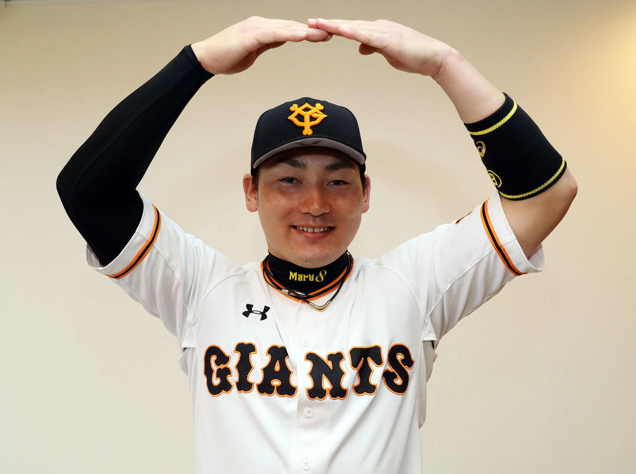 巨人丸は昨季から続けている両手のマルポーズを披露した（撮影・河野匠）