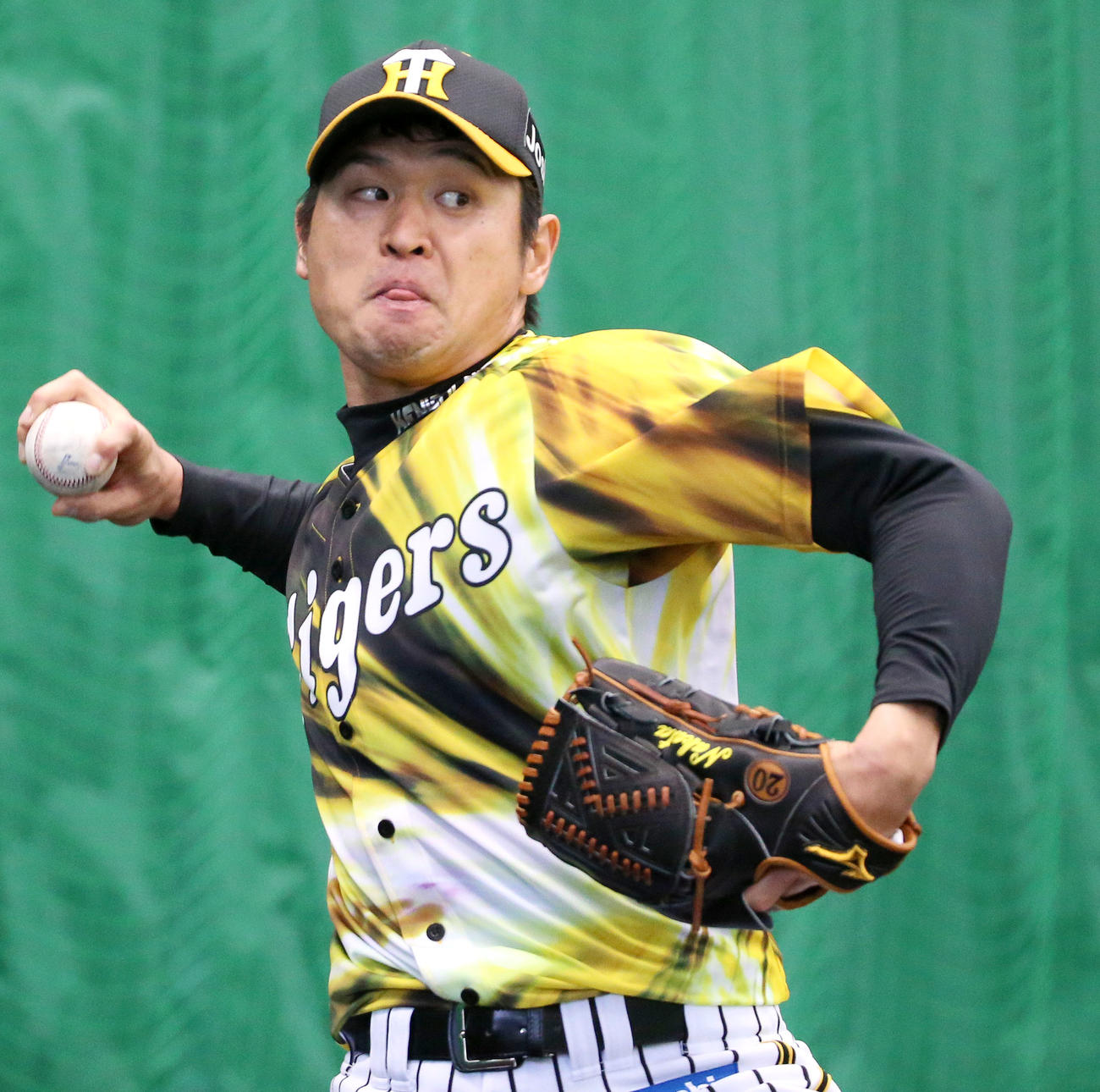 ブルペンで投球練習をする中田（撮影・上山淳一）