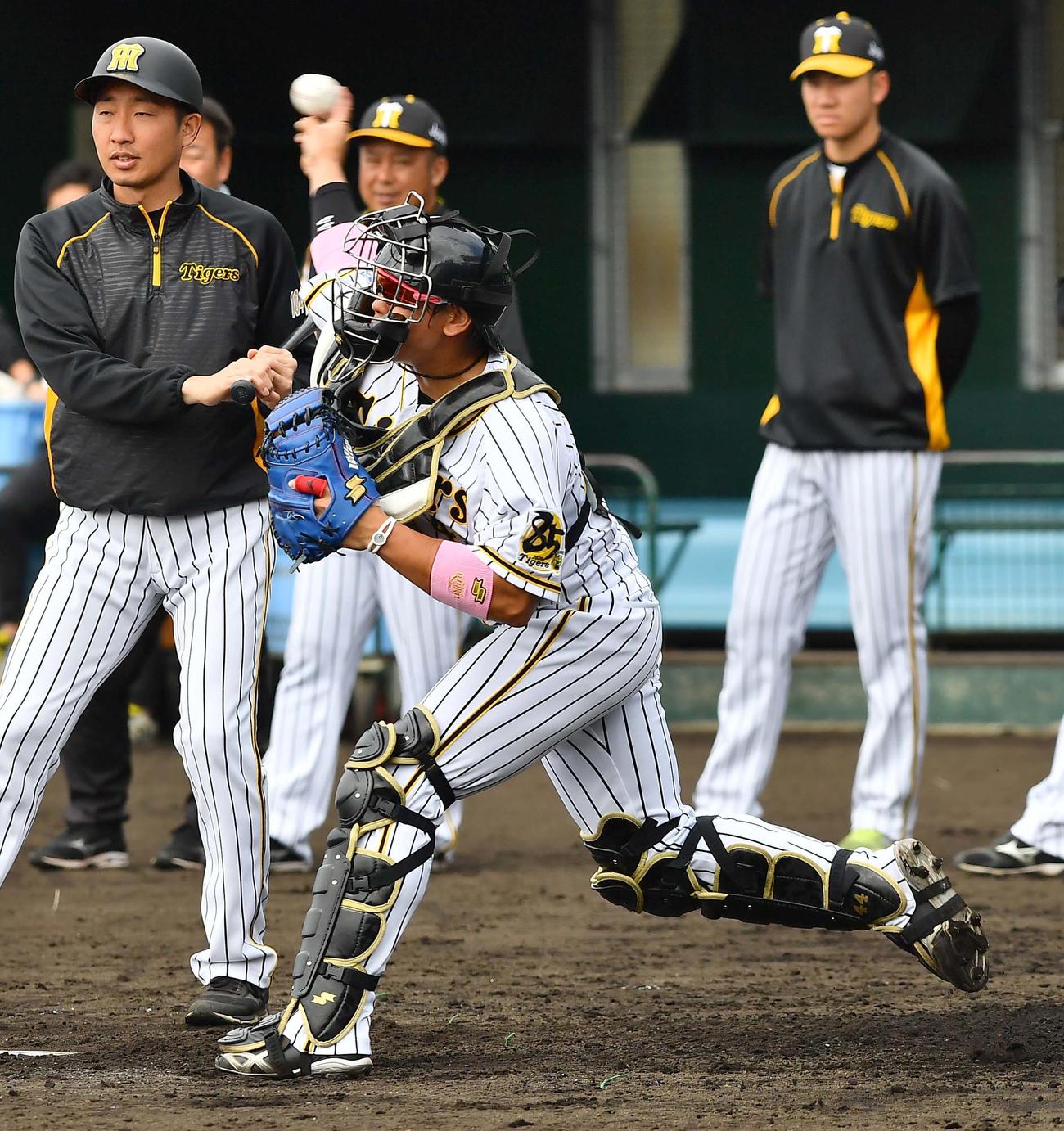 盗塁練習で北條を梅野バズーカで刺す梅野（撮影・上田博志）