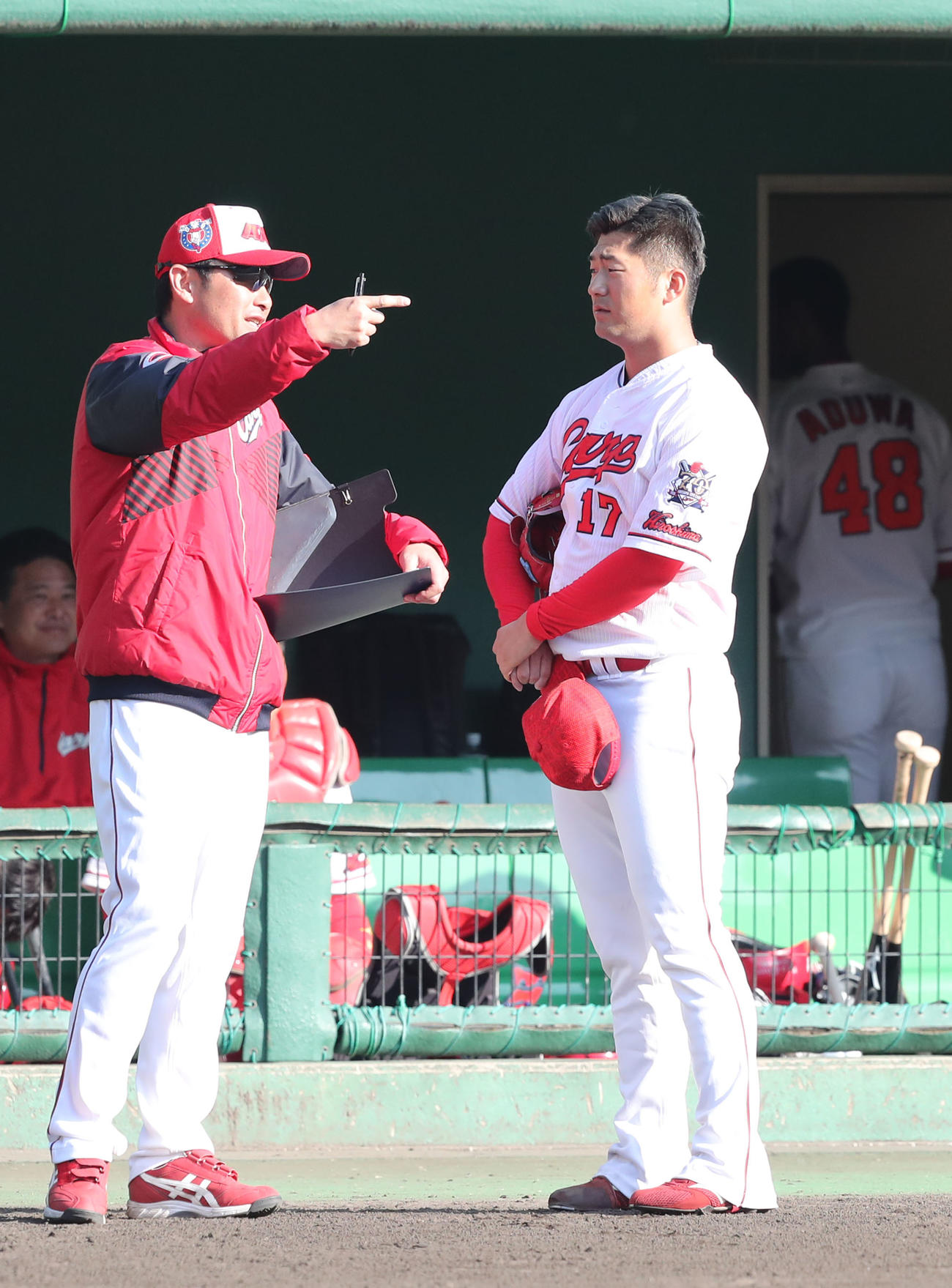 紅白戦　紅白戦に登板した岡田は2イニングを投げ無安打と好投、沢崎投手コーチと話をする（撮影・梅根麻紀）