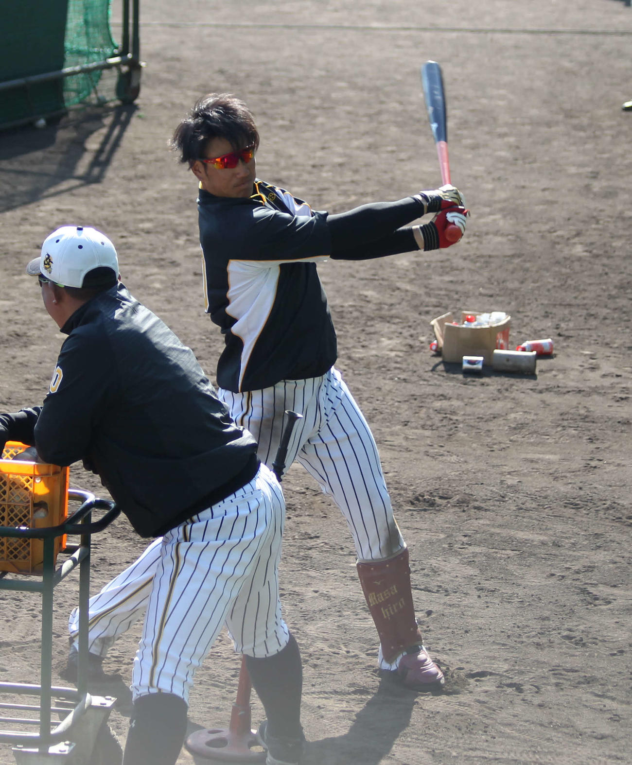 スタンドティー打撃を行う阪神中谷