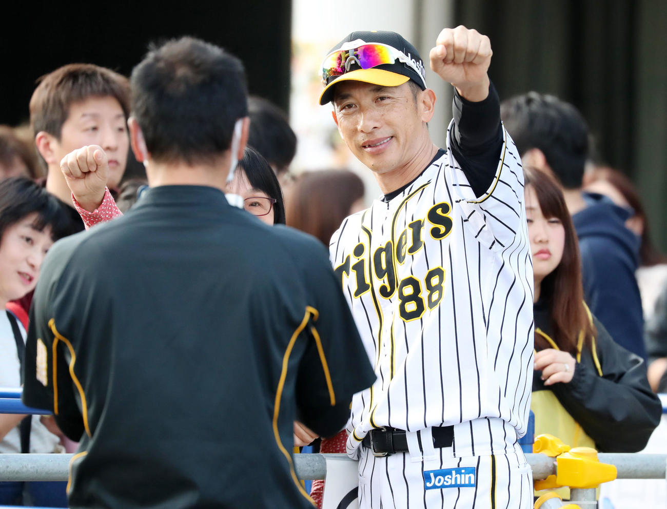 ファンと共に矢野ガッツをする矢野監督（撮影・加藤哉）