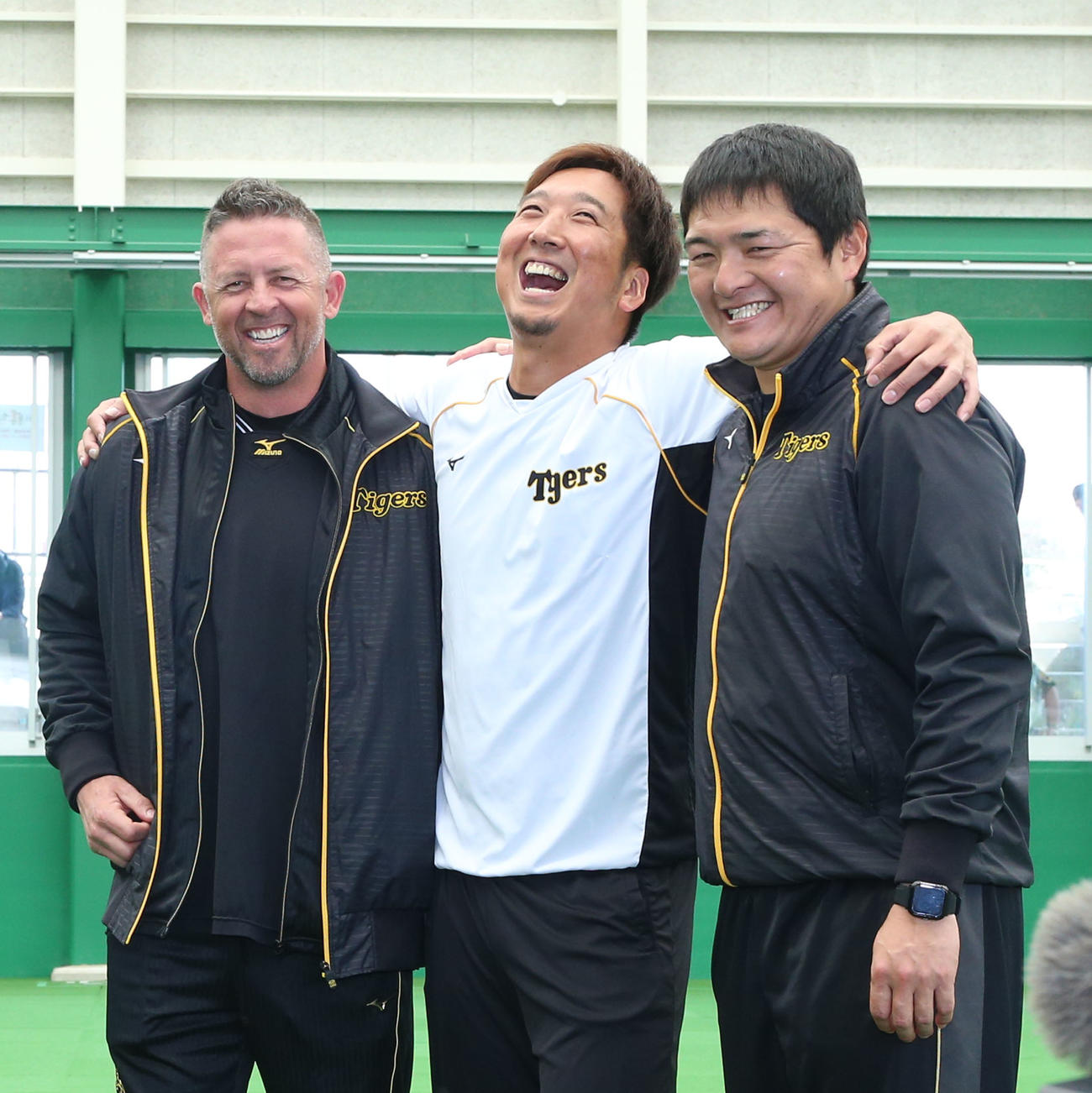 宜野座で2005シーズンぶりのJFK復活！左からウィリアムス駐在米スカウト、藤川、久保田球団編成部プロスカウト（撮影・上山淳一）