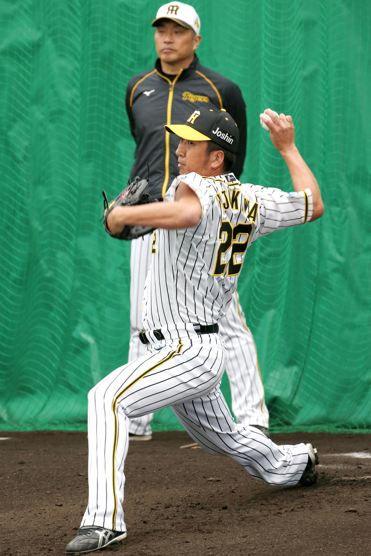 ブルペンで投球練習をする藤川、後ろは山本昌臨時コーチ（撮影・上山淳一）