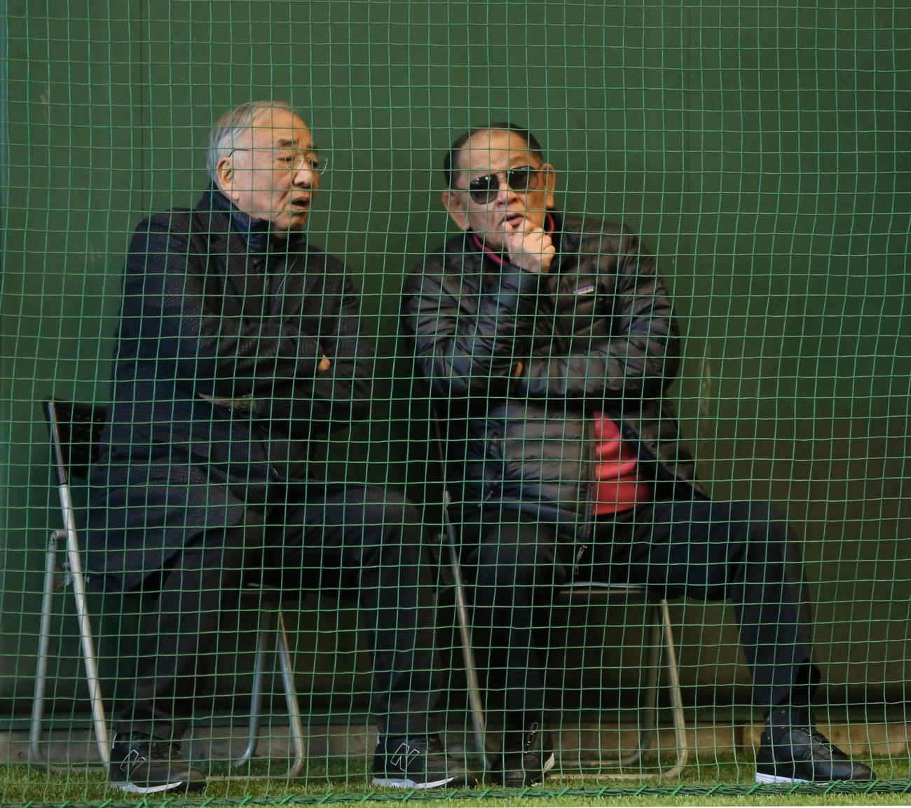 ブルペンで松田元オーナーと話をする江夏豊氏（撮影・梅根麻紀）