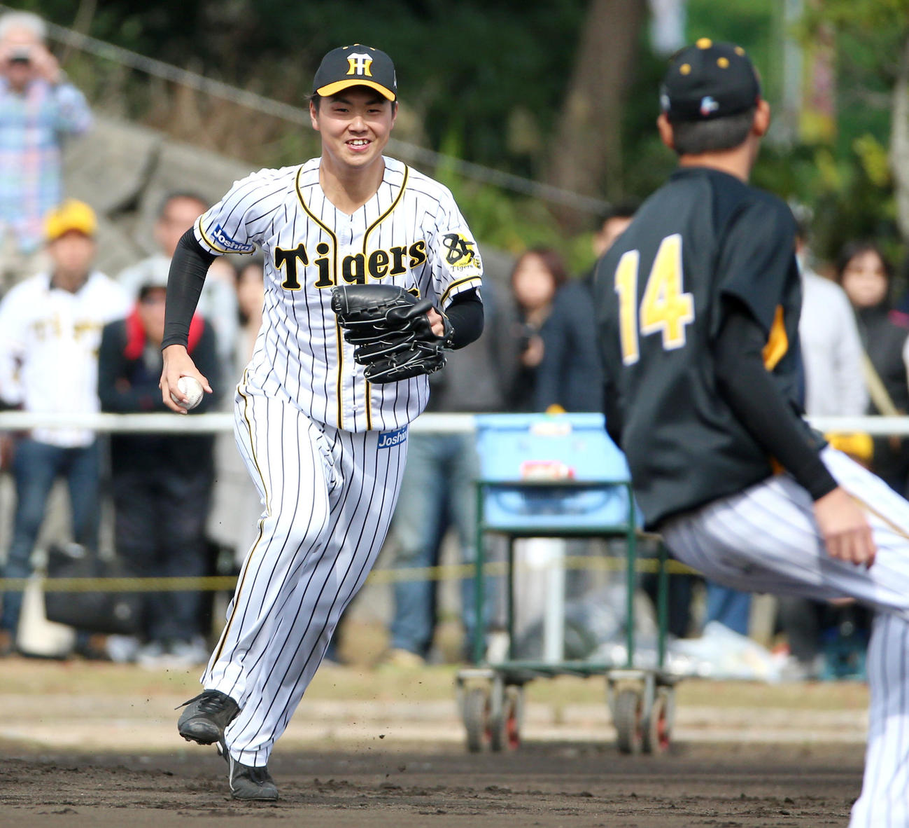 投内連係で走者役の能見（右）を追う浜地（撮影・上山淳一）