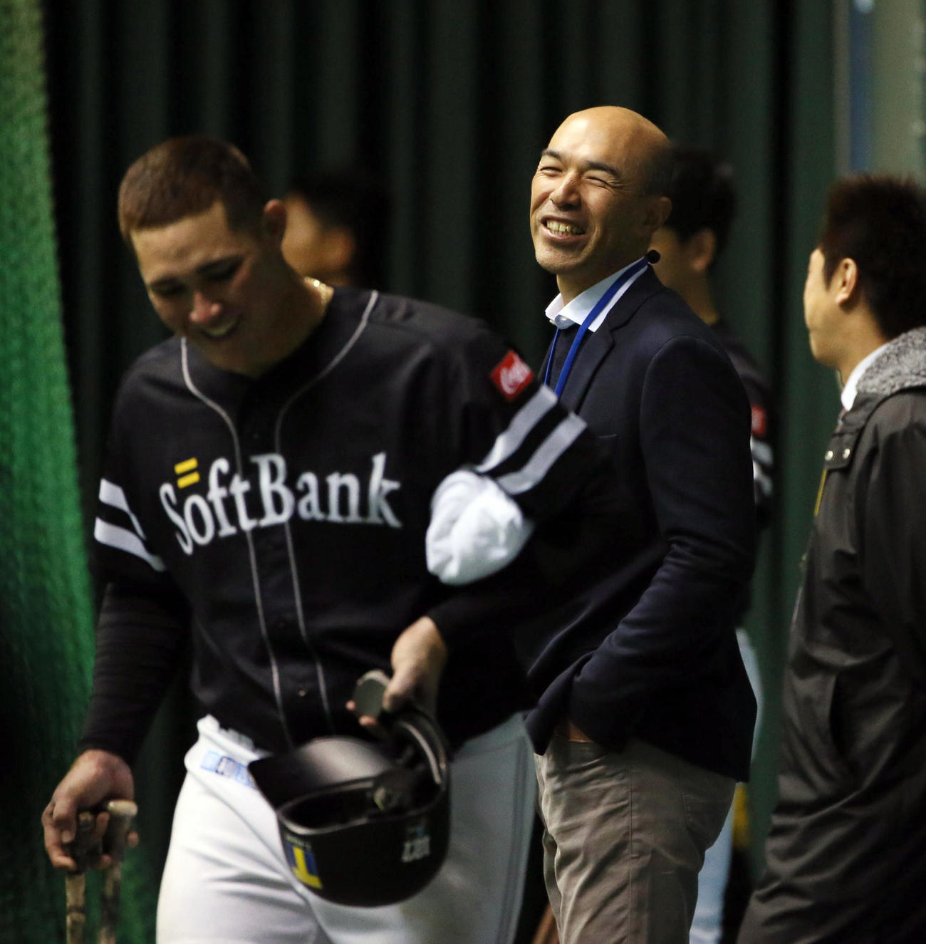 砂川リチャード（左）と話す和田一浩氏（撮影・栗木一考）