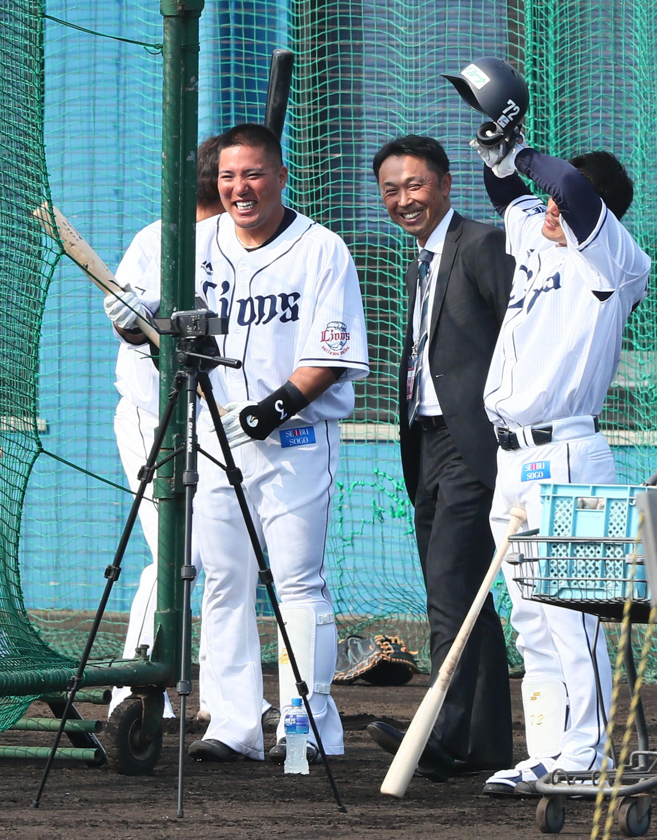 西武のキャンプで談笑する西武山川（左）と宮本慎也氏