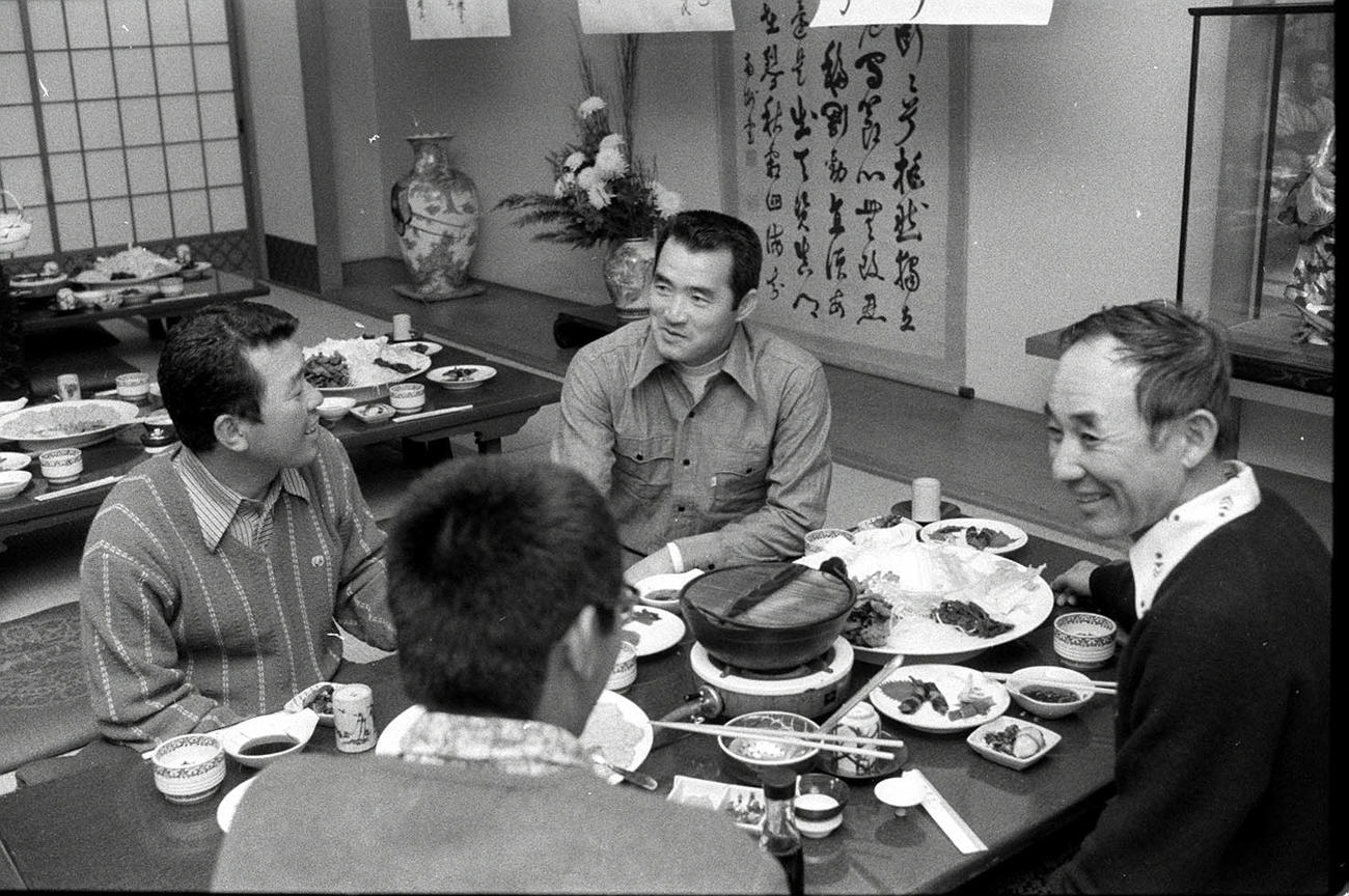 74年2月、宮崎・江南荘の夕食会で鍋を囲む。左から須藤豊コーチ、長嶋、牧野茂コーチ