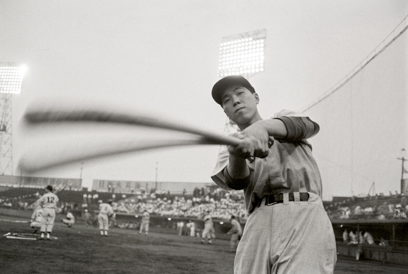 南海・野村克也氏　素振り　打撃フォーム（1958年撮影）