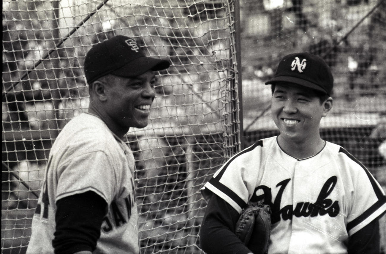 広島市民球場で行われた日米野球の試合前に南海・野村克也捕手（右）はサンフランシスコ・ジャイアンツのウィリー・メイズ外野手と談笑＝1960年11月10日、広島市民球場