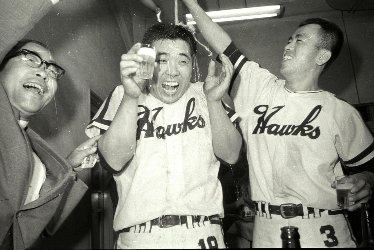 南海がパ・リーグ優勝　祝勝会でビールかけをする野村克也捕手（中央）（1965年10月撮影）