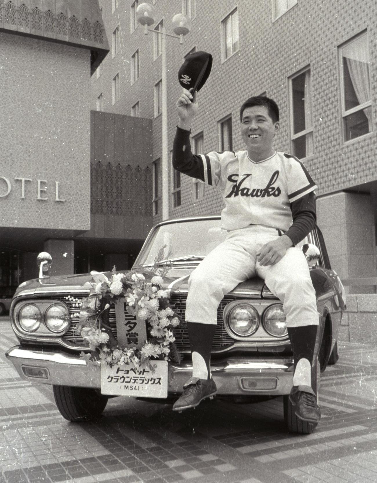 三冠王達成の南海・野村克也氏は、リーガ・ロイヤルホテル前で記念撮影（1965年11月5日撮影）