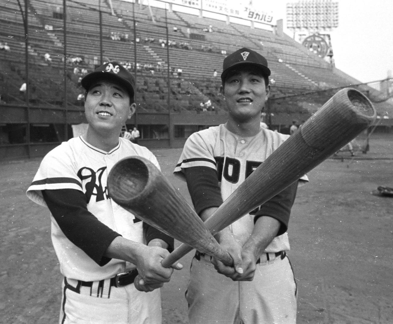 1970年東映対南海　南海・野村克也氏（左）と東映・大杉勝男氏（右）（1970年撮影）